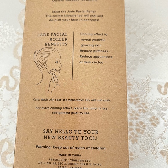 Jade Facial Roller - Picture 3 of 4